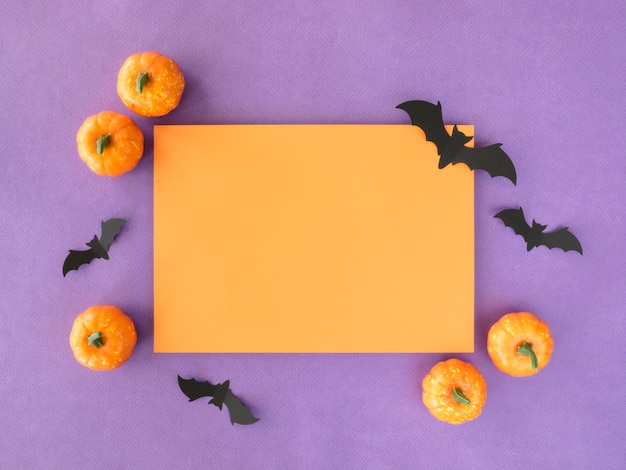 Бесплатное фото Концепция хэллоуина с тыквами и летучими мышами