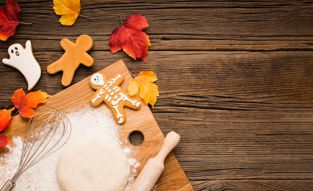 Free photo top view halloween cookies and dough