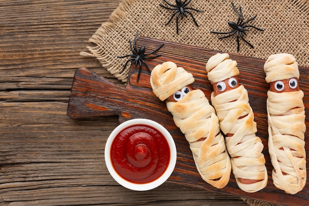 Бесплатное фото Вид сверху еда на хэллоуин с соусом