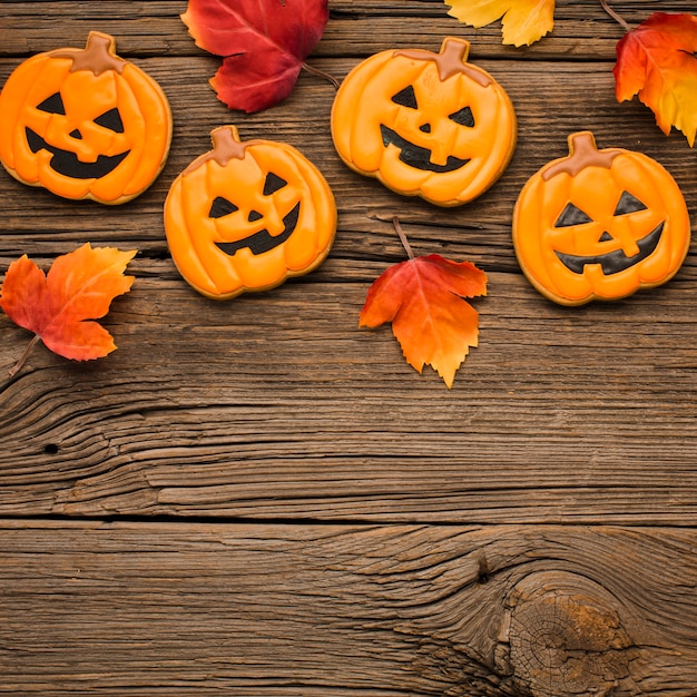 Foto gratuita vista dall'alto adesivi e foglie per feste di halloween