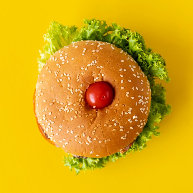 Вид сверху гамбургер с желтым фоном