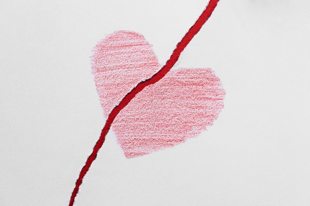 Foto gratuita cuore spezzato rosa disegnato a mano vista dall'alto