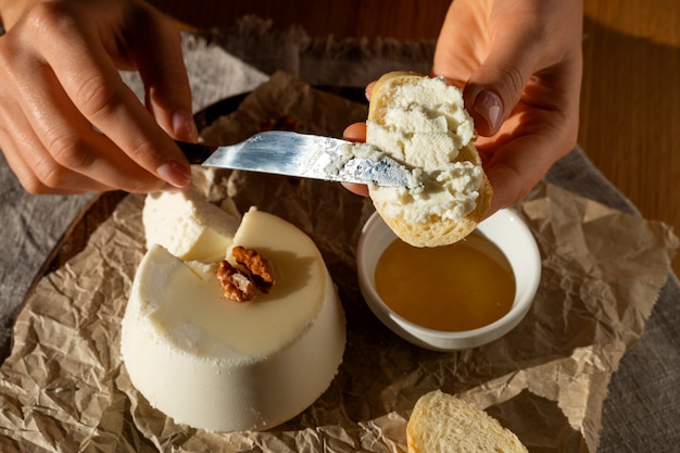 Free photo top view hand holding bread