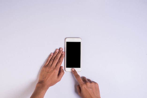 вид сверху рука телефон на белом фоне