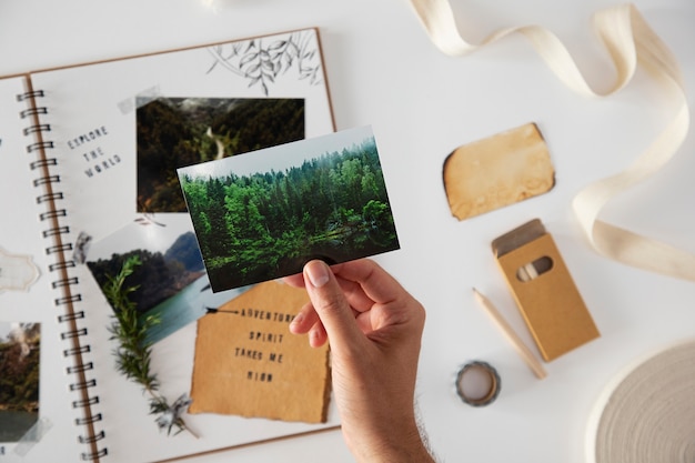 Foto gratuita foto della natura della tenuta della mano di vista superiore