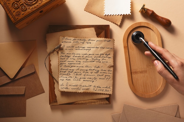 Бесплатное фото Вид сверху рукописное любовное письмо