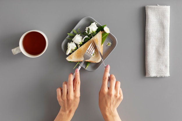 Foto gratuita panino di taglio delle mani di vista superiore