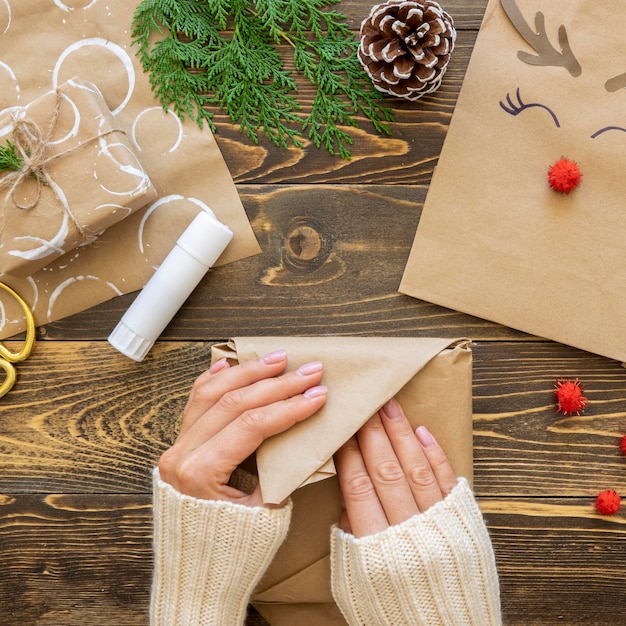 クリスマスのギフト用紙を包む手の上面図