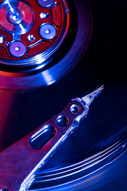 Foto gratuita disco rigido vista dall'alto con luce blu