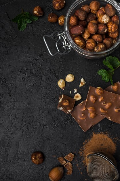 Вид сверху шоколадного ореха на столе