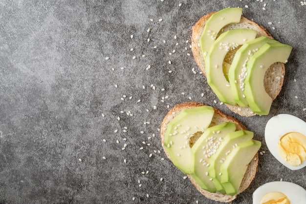 Fette di avocado sano vista dall'alto con spazio di copia