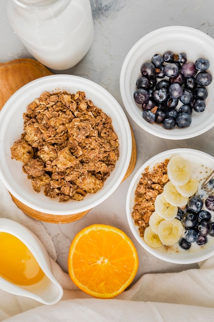 Foto gratuita vista dall'alto sana colazione pronta per essere servita