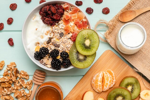 Free photo top view healthy breakfast on table