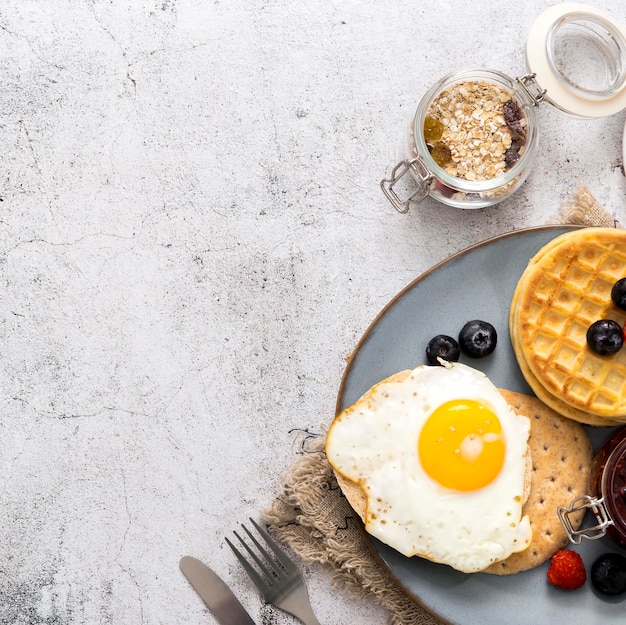 Foto gratuita vista dall'alto sana colazione con spazio di copia