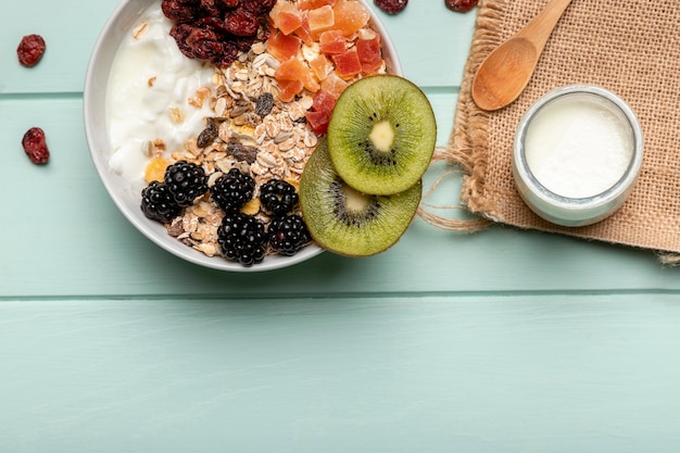 Free photo top view healthy breakfast with muesli