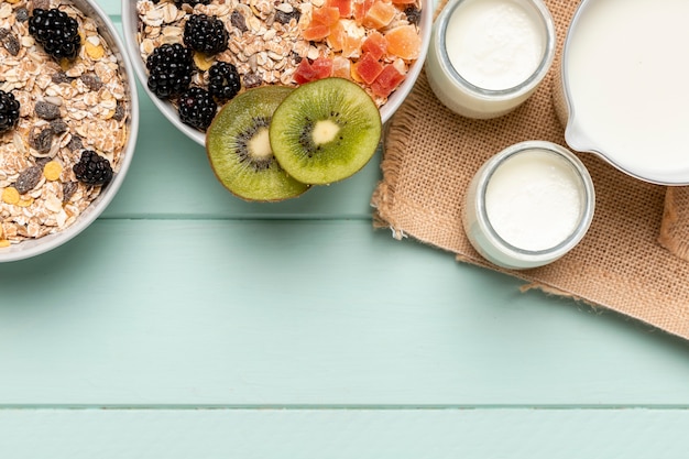 Free photo top view healthy breakfast with muesli