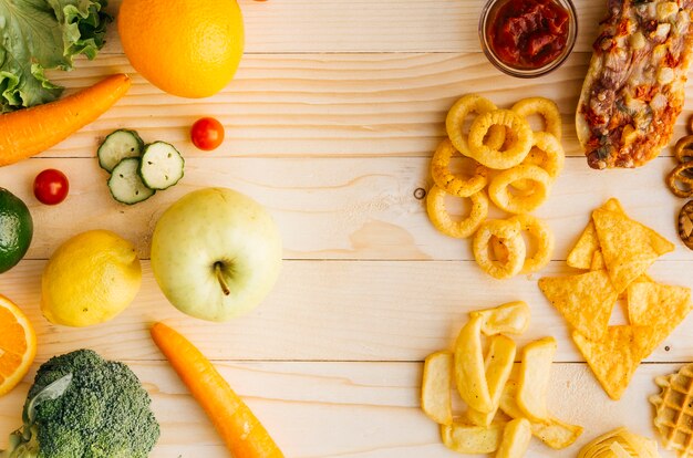 Вид сверху здоровой пищи против нездоровой пищи