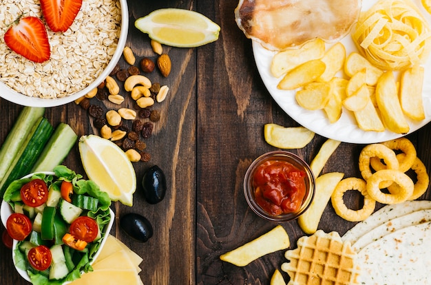 Foto gratuita vista dall'alto cibo sano vs cibo malsano