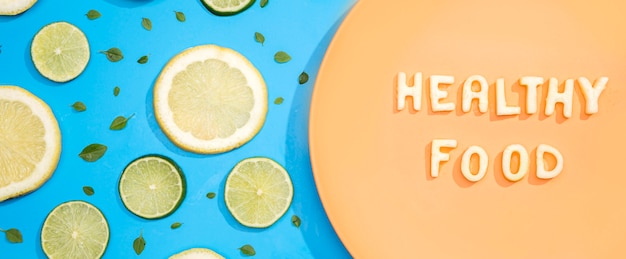 Бесплатное фото Вид сверху здоровой пищи с лимоном и лаймом