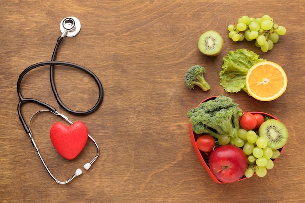Вид сверху здоровой пищи на Всемирный день сердца