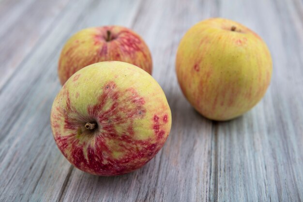 灰色の背景に分離された健康的な新鮮でジューシーなリンゴの上面図