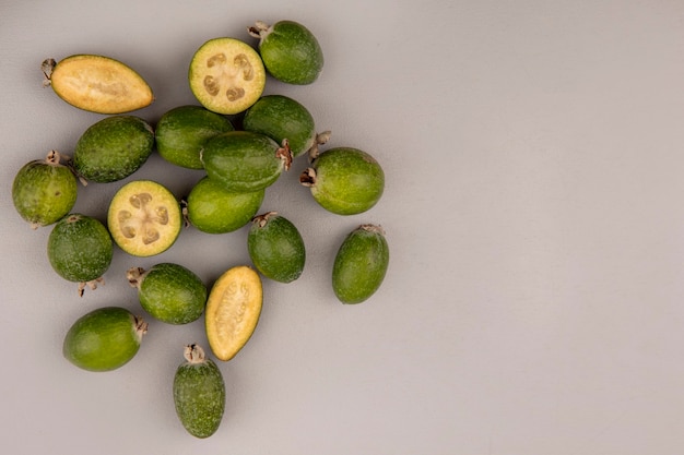 Vista dall'alto di sani feijoas maturi verdi isolati su un muro grigio con copia spazio