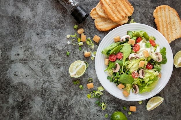 Foto gratuita vista dall'alto insalata sana con copia-spazio