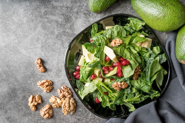 Foto gratuita vista dall'alto insalata sana con semi di melograno