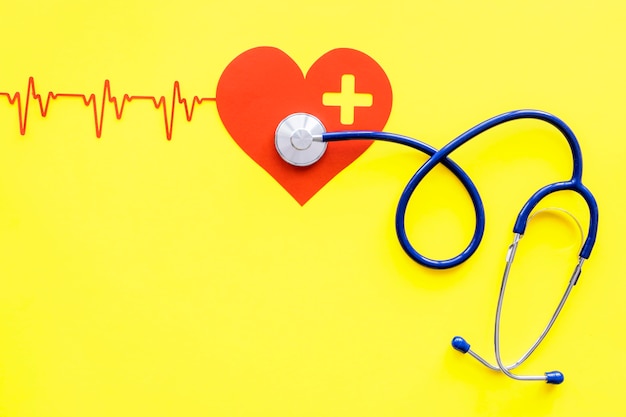 Free photo top view of heart shape with stethoscope and heartbeat