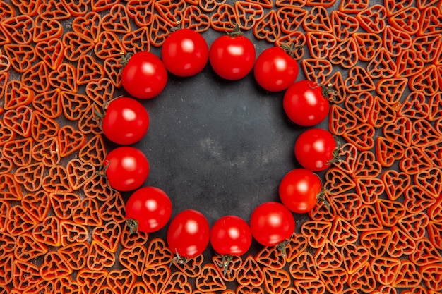 Foto gratuita pasta italiana a forma di cuore vista dall'alto sul tavolo scuro