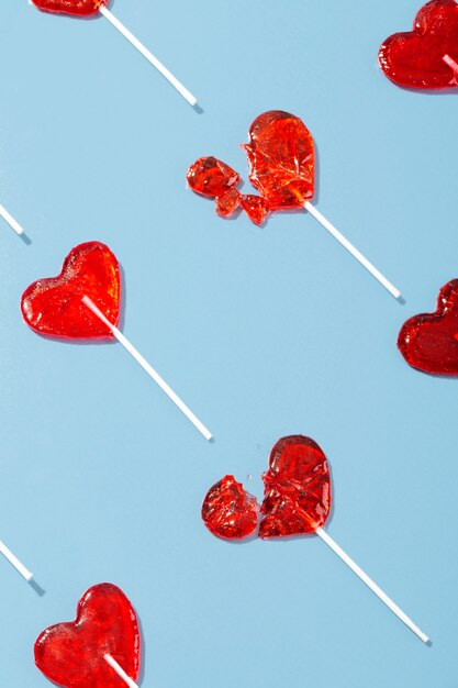 Free photo top view over  heart shaped lollipops