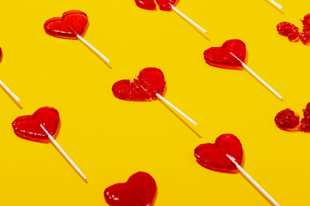 Free photo top view over  heart shaped lollipops