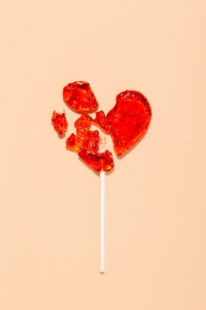 Free photo top view over  heart shaped lollipops