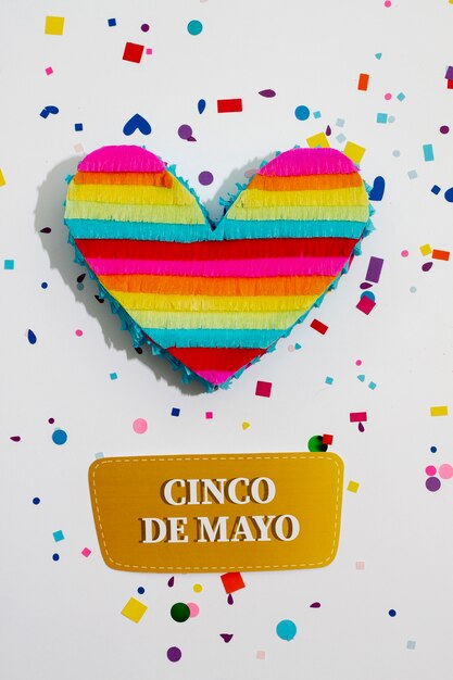 Вид сверху пиньята в форме сердца для мексиканской вечеринки