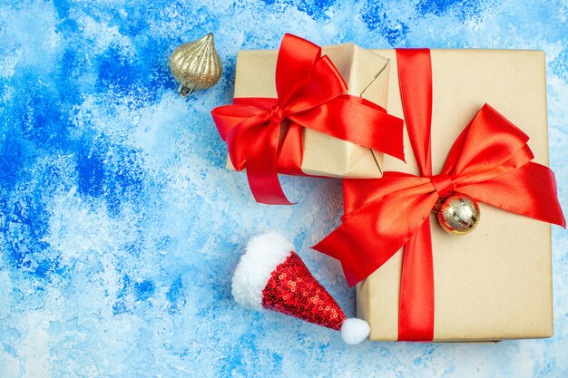 상위 뷰 휴일 선물 파란색 흰색 테이블 무료 장소에 작은 산타 모자