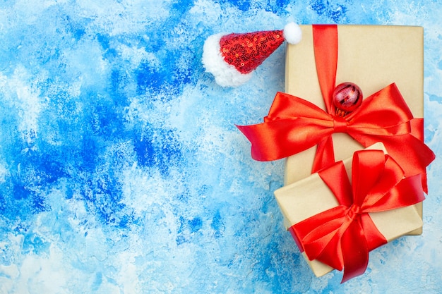 상위 뷰 휴가 선물 파란색 흰색 테이블 여유 공간에 작은 산타 모자