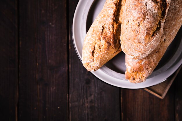 Foto gratuita vista dall'alto pane fatto in casa su un piatto