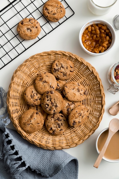 Foto gratuita vista dall'alto di biscotti fatti in casa sul tavolo