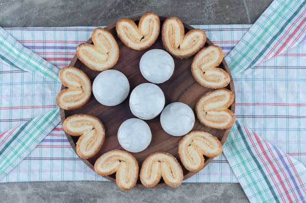 Foto gratuita vista dall'alto di biscotti fatti in casa su tavola di legno.