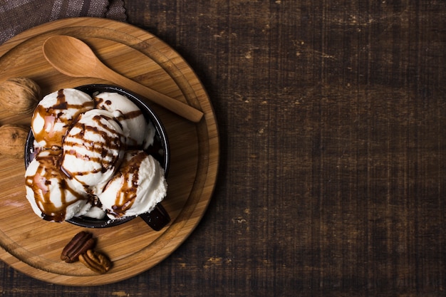 Foto gratuita vista dall'alto di gelato artigianale sul tavolo