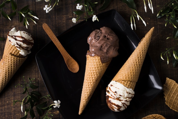 Foto gratuita vista dall'alto coni gelato artigianale con cioccolato