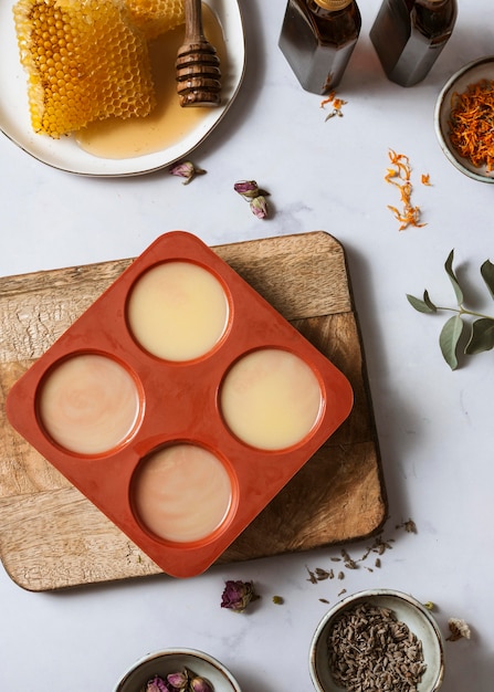 Foto gratuita vista dall'alto sapone e miele fatti in casa