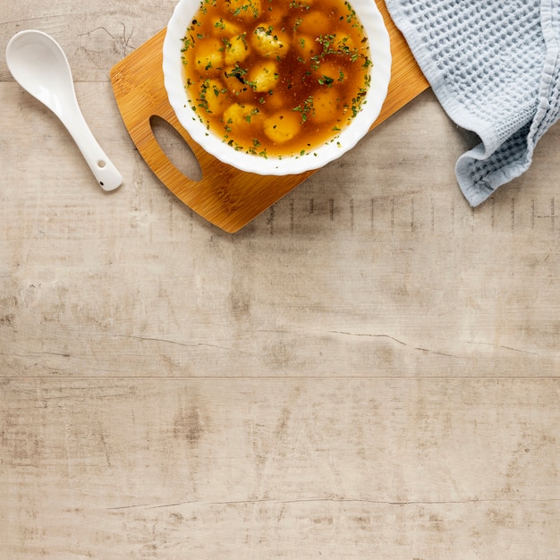 Vista dall'alto zuppa fatta in casa con gnocchi