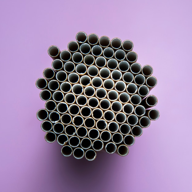 Free photo top view honeycomb shape of straws tip