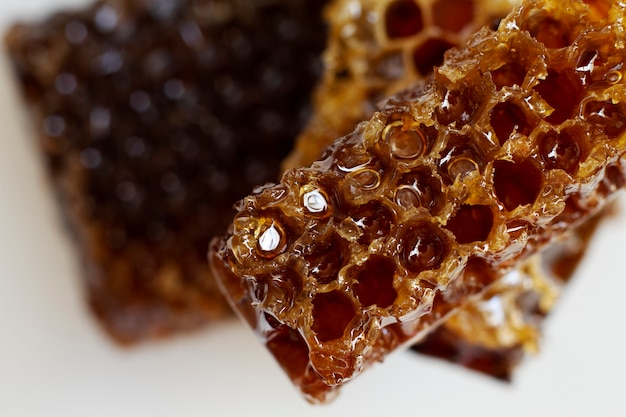 Вид сверху на соты с пчелиным воском и медом