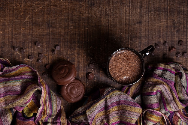Foto gratuita vista dall'alto cioccolata calda e biscotti