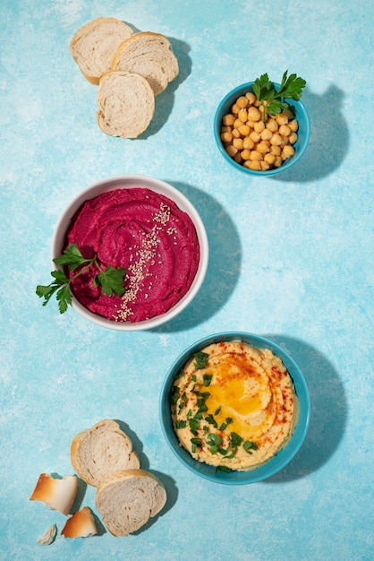 Free photo top view hummus and bread arrangement