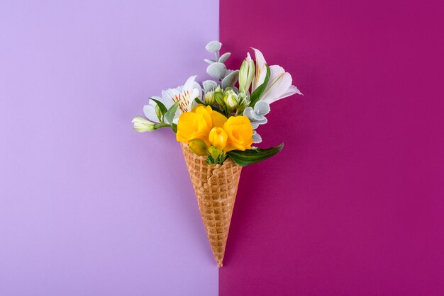 花とトップビューのアイスクリームコーン