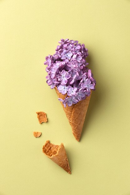 花とトップビューのアイスクリームコーン