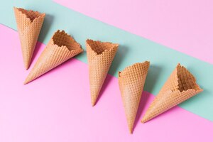 Foto gratuita coni gelato vista dall'alto sul tavolo